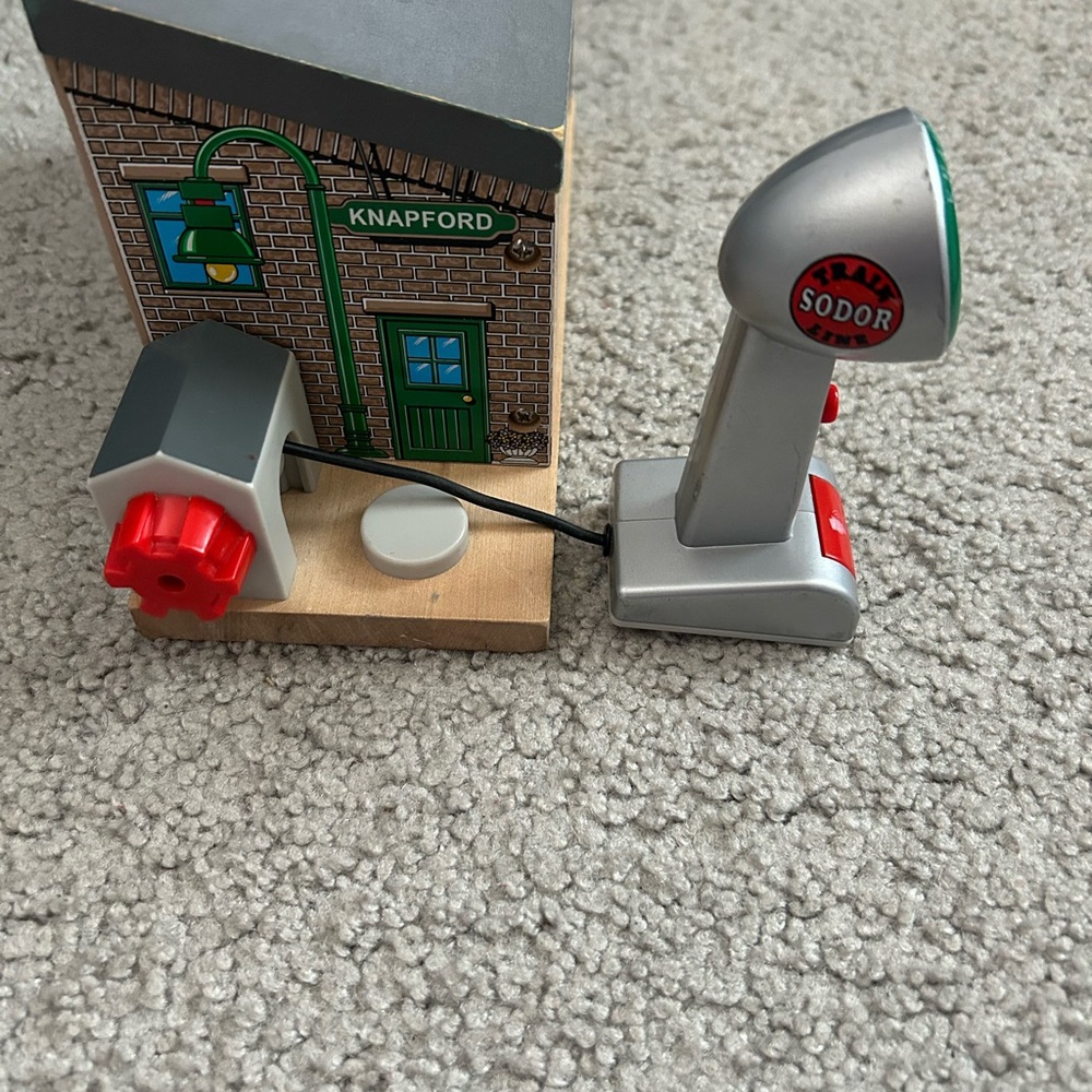 2007 Thomas the Train Knapford Station with Microphone and Light up Sounds - Picture 6 of 12